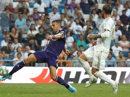 El jugador del Real Valladolid, Sergi Guardiola (i), golpea el balón ante el defensor del Real Madrid, Sergio Ramos (d), en el partido de este sábado. EFE/K. Huesca