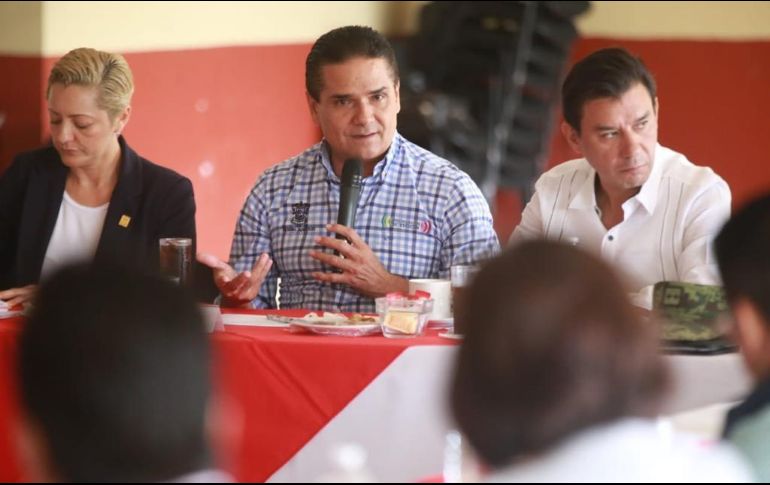 El perredista también habló sobre que Michoacán está pacífico y negó que en el estado haya guerra. TWITTER / @Silvano_A