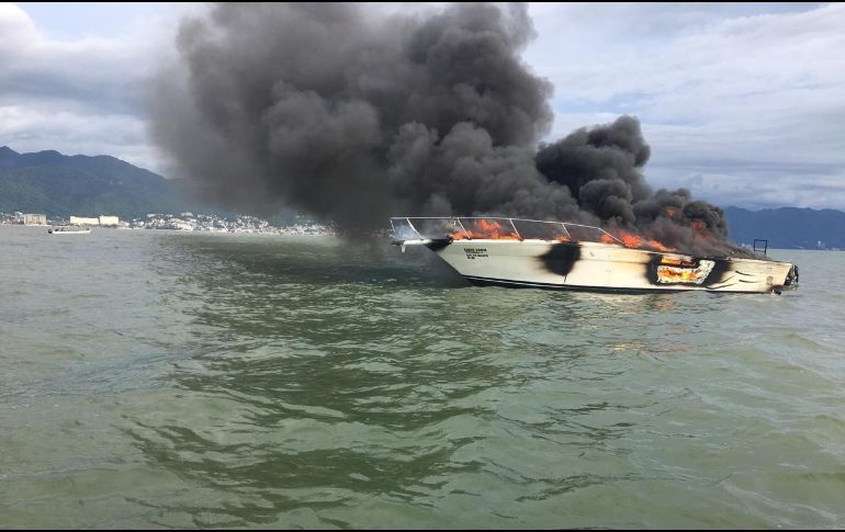 Personal de la Secretaría de Marina, así como de Protección Civil y Bomberos de Jalisco, atendieron a los afectaos y lograron extinguir las llamas. ESPECIAL/UEPCBJ