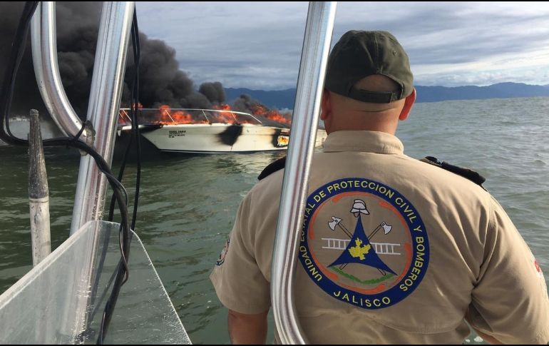 Personal de la Secretaría de Marina, así como de Protección Civil y Bomberos de Jalisco, atendieron a los afectaos y lograron extinguir las llamas. ESPECIAL/UEPCBJ
