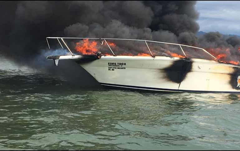 Personal de la Secretaría de Marina, así como de Protección Civil y Bomberos de Jalisco, atendieron a los afectaos y lograron extinguir las llamas. ESPECIAL/UEPCBJ