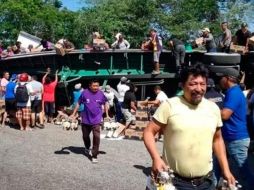 En imágenes divulgadas en redes se percibe a varias personas, incluso conductores que pasaban por el lugar, correr en dirección al camión para tomar el producto. ESPECIAL