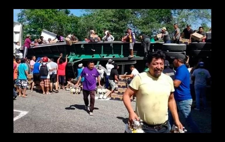 En imágenes divulgadas en redes se percibe a varias personas, incluso conductores que pasaban por el lugar, correr en dirección al camión para tomar el producto. ESPECIAL