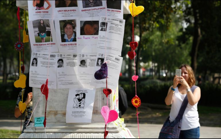 Las mujeres unieron los corazones, tejidos de diversos colores, con el veloz movimiento de un gancho, y colgaron las creaciones en un memorial dedicado a las víctimas. AP/G. Riquelme