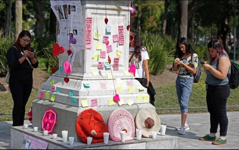 Las mujeres unieron los corazones, tejidos de diversos colores, con el veloz movimiento de un gancho, y colgaron las creaciones en un memorial dedicado a las víctimas. AP/G. Riquelme