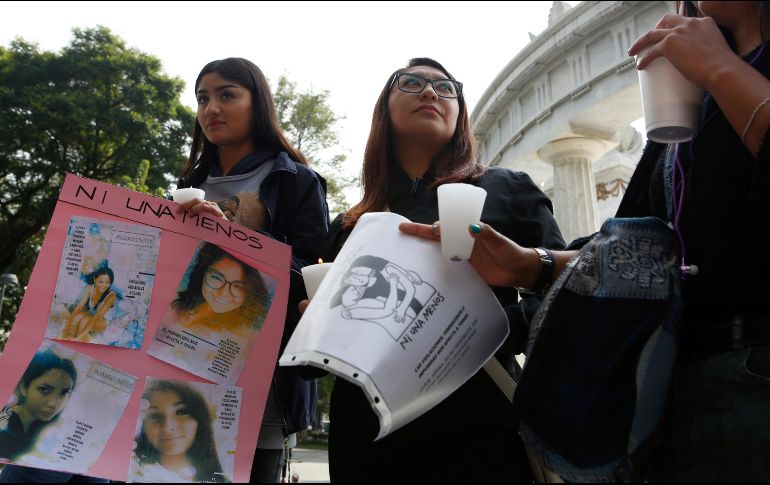 Las mujeres unieron los corazones, tejidos de diversos colores, con el veloz movimiento de un gancho, y colgaron las creaciones en un memorial dedicado a las víctimas. AP/G. Riquelme