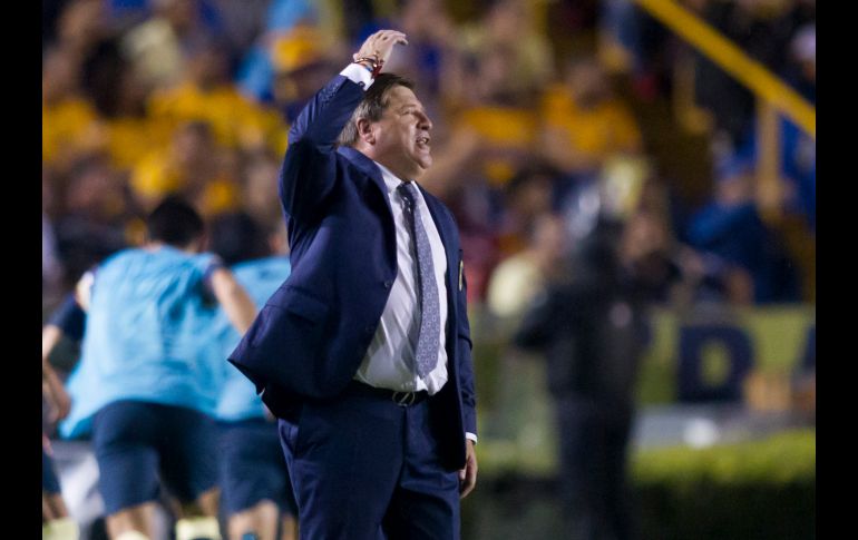 Miguel Herrera le grita indicaciones a su equipo, el cual lució poco en el primer tiempo. AFP