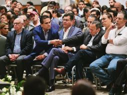 Silvano Aureoles (izquierda) tiende la mano a Jesús Zambrano. EL UNIVERSAL