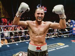 Sergey Kovalev celebra ante su público la victoria de ayer contra el británico Anthony Yarde. AP