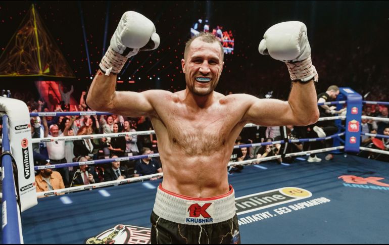 Sergey Kovalev celebra ante su público la victoria de ayer contra el británico Anthony Yarde. AP