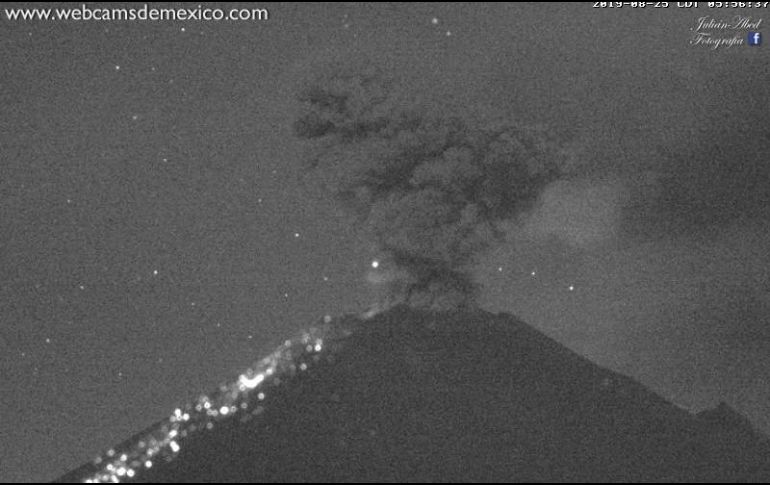 Autoridades exhortaron a la población a no acercarse al volcán, sobre todo al cráter, debido al peligro que implica la caída de fragmentos balísticos. TWITTER / @CNPC_MX