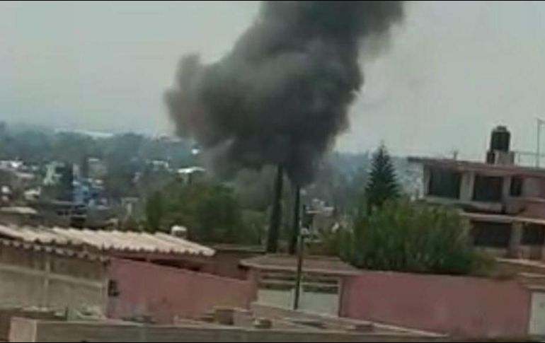 Bomberos y personal de protección civil trabajan en la remoción de escombros, en busca de una tercera persona. ESPECIAL