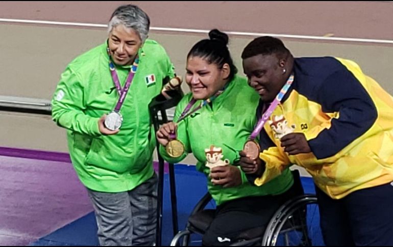 En lanzamiento de disco F57-56, Estrada (centro) se afianzó en la cima de la justa al lanzar el aparato a una distancia de 29.91 metros. TWITTER / @CONADE