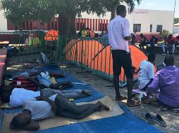 Migrantes africanos se mantienen frente a la estación Migratoria Siglo XXI con la esperanza de obtener la documentación que les permita transitar por México para llegar a EU o Canadá. NOTIMEX/G. Vallejo