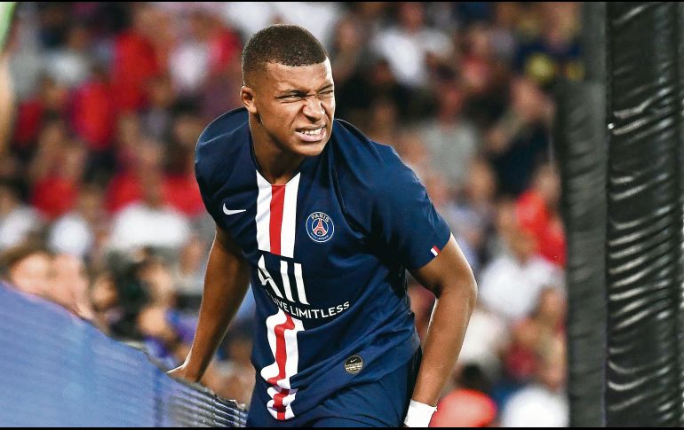 Kylian Mbappé salió al minuto 63 con molestias musculares. AFP