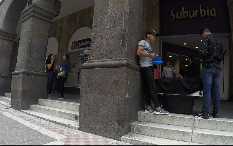 Algunos vendedores sólo cubren su mercancía para evitar ser sancionados. EL INFORMADOR/A. Camacho