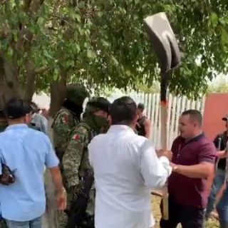 Pobladores agreden a militares con palas y escobas en Michoacán