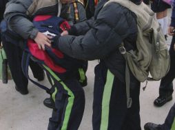 El IMSS recomienda cargar un peso menor del 15 por ciento del peso corporal del menor. EL INFORMADOR / ARCHIVO