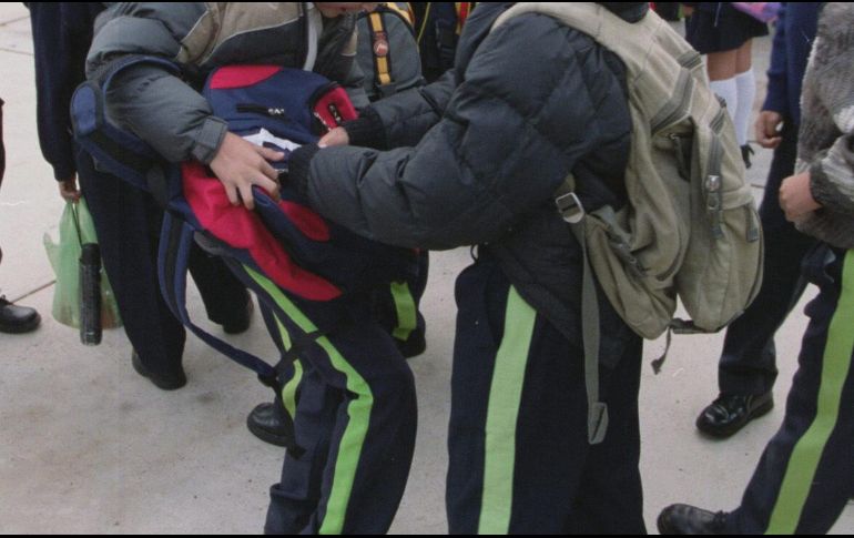 El IMSS recomienda cargar un peso menor del 15 por ciento del peso corporal del menor. EL INFORMADOR / ARCHIVO