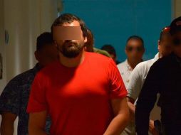 Autoridades mexicanas entregaron a Dylan Bennett a agentes del FBI, el domingo, en Cancún. EFE/ FGE