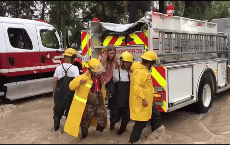 Algunos conductores quedaron varados por la inundación. ESPECIAL