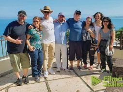 Rodolfo Guzmán (al centro con camisa azul y pantalón blanco), con el equipo de Sony Pictures en Puerto Vallarta. ESPECIAL