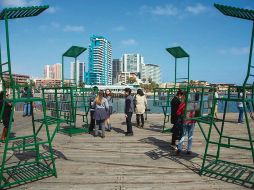 La pieza conformada de cinco sillas se colocó en un muelle histórico en Antofagasta, Chile. CORTESÍA
