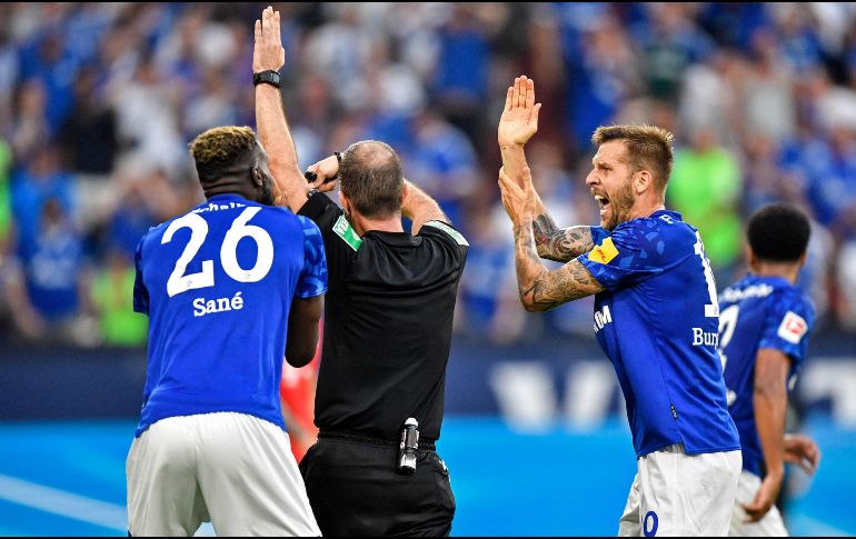 En el partido, se dieron dos situaciones que no revisaron ni el árbitro ni el encargado del VAR. AP / M. Meissner