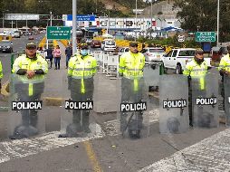Policías colombianos vigilan para impedir el paso de migrantes venezolanos, este martes en el Puente Internacional de Rumichaca, fronterizo con Ecuador. EFE/E. Levy