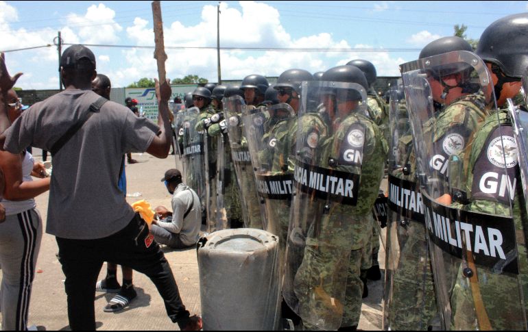 Elementos de la Guardia Nacional fueron desplegados en el área para resguardar la seguridad. EFE/J. Blanco