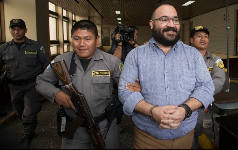 Los titulares de la Policía Federal Ministerial y la Ficalía veracruzana podrían recibir una multa de ocho mil 449 pesos cada uno si el testigo no comparece. AP/ARCHIVO