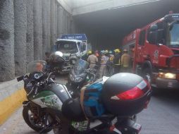 Los rescatistas confirmaron que no se presentó fuga en ninguno de los 25 cilindros de gas que transportaba. ESPECIAL / Bomberos de Zapopan