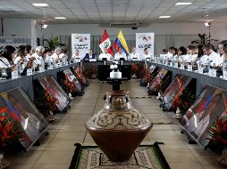 Los presidentes de Perú Martín Vizcarra (c-d) y de Colombia Iván Duque (c-i), acompañados por su gabinete, participan en el inicio del quinto Gabinete Binacional entre los gobiernos de ambos países. EFE/P. Aguilar
