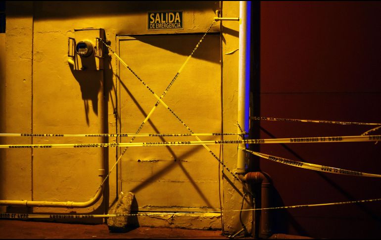 Se sabe que los atacantes cerraron la puerta de emergencia del centro nocturno e incendiaron la entrada con gasolina, y después hubo una explosión, por lo que la mayoría de la gente murió sofocada. AFP / V. Razo