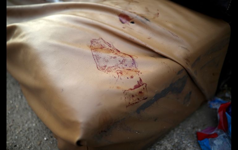 La parte de un sillón que quedó en la calle afuera del establecimiento. AP/F. Márquez