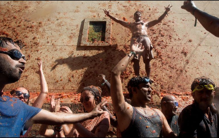 Con un amplio dispositivo de seguridad, la fiesta transcurrió sin incidentes violentos en medio de un ambiente veraniego y de guerra pacífica. EFE/M. Polo