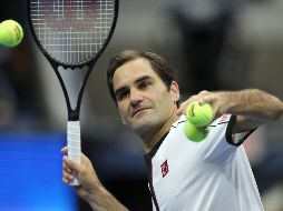 Roger Federer lanza algunas pelotas autografiadas a los asistentes al juego. AP/E. Muñoz