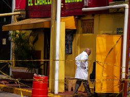 Elementos periciales de la Fiscalía General del Estado, durante sus labores en el bar 