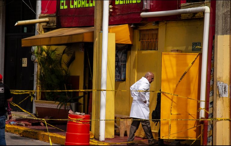 Elementos periciales de la Fiscalía General del Estado, durante sus labores en el bar 