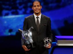 El holandés es el primer zaguero que recibe este premio, en cuyo palmarés releva al centrocampista croata del Real Madrid Luka Modric. AP / D. Cole