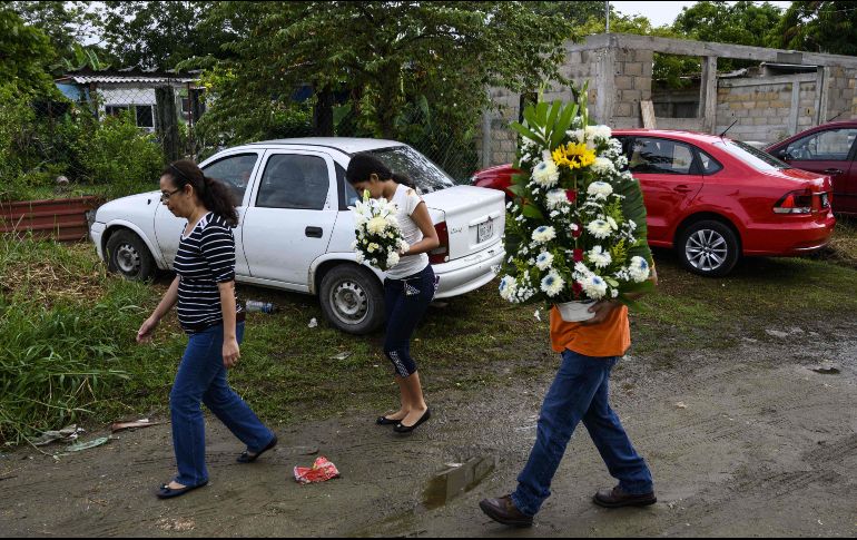 Amigos llevan flores para despedir al DJ de 