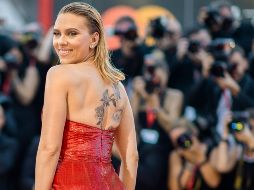 Johansson lució un vestido rojo brillante con escote palabra de honor. AP / A. Mola