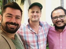 El productor, conductor y actor, David Moscow (al centro), feliz de la vida a su paso por Jalisco. CORTESÍA