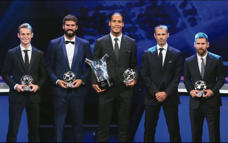 El central holandés del Liverpool Virgil van Dijk (centro) arrebató al portugués Cristiano Ronaldo y al argentino Lionel Messi el trono de Mejor Jugador de la UEFA en la gala anual de Mónaco. AFP