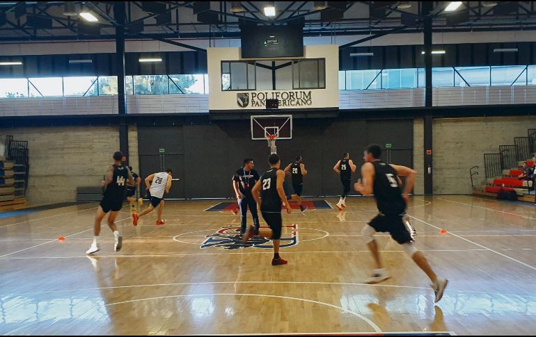 Jugadores de la quinteta jalisciense se preparan para su debut en la LNBP. EL INFORMADOR / M. Navarro