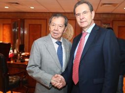 Porfirio Muñoz Ledo posa con el secretario de Educación, Esteban Moctezuma, tras una reunión. TWITTER/@PMunozLedo