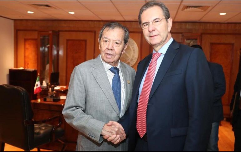 Porfirio Muñoz Ledo posa con el secretario de Educación, Esteban Moctezuma, tras una reunión. TWITTER/@PMunozLedo