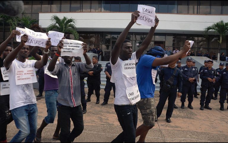 Alrededor de 200 africanos fueron acompañados por grupos y organizaciones civiles durante la manifestación. EFE/C. López