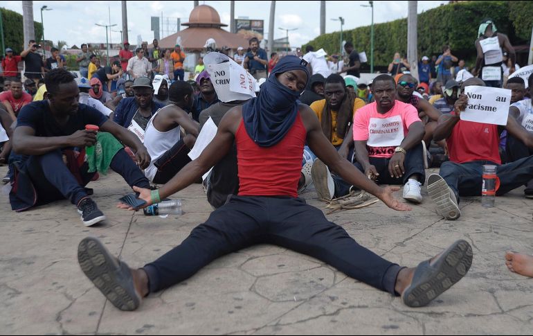 Alrededor de 200 africanos fueron acompañados por grupos y organizaciones civiles durante la manifestación. EFE/C. López