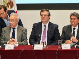 El Secretario de Relaciones Exteriores, Marcelo Ebrard, habla acompañado de los senadores Ricardo Monreal y Héctor Vasconcelos durante el segundo día de reunión plenaria de Morena. NTX/J. Lira